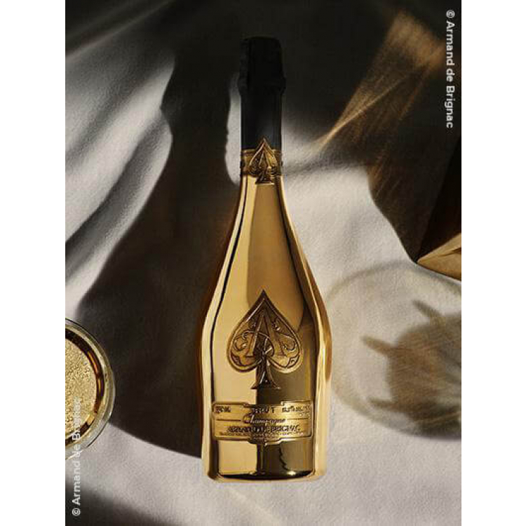 Une bouteille de champagne Armand de Brignac Gold sur une table
